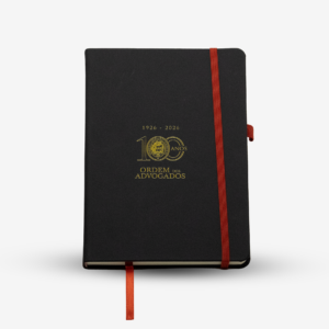 Caderno capa preta 100 anos, com fita em vermelho